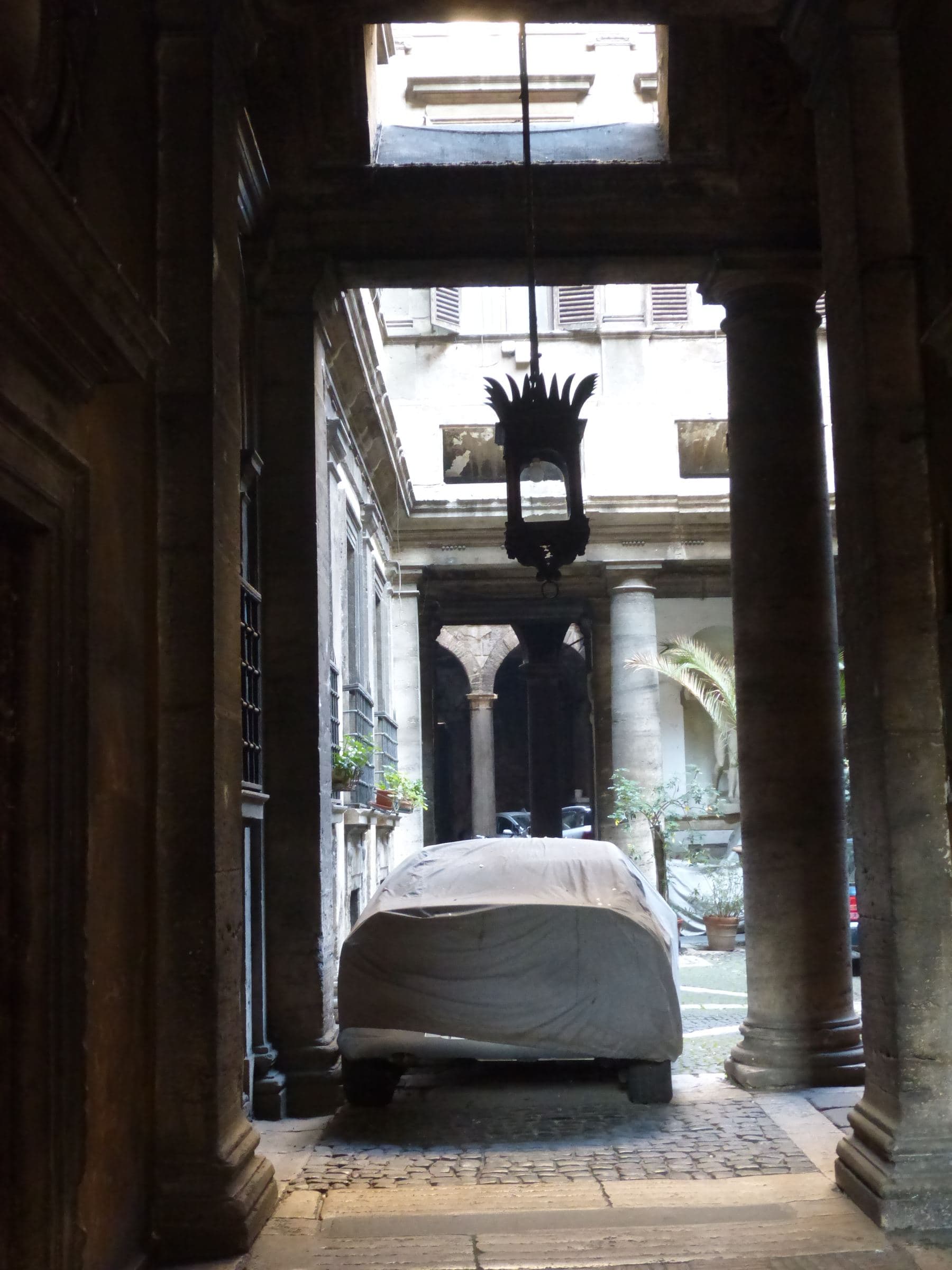 Un'auto coperta nell'androne di un palazzo romano