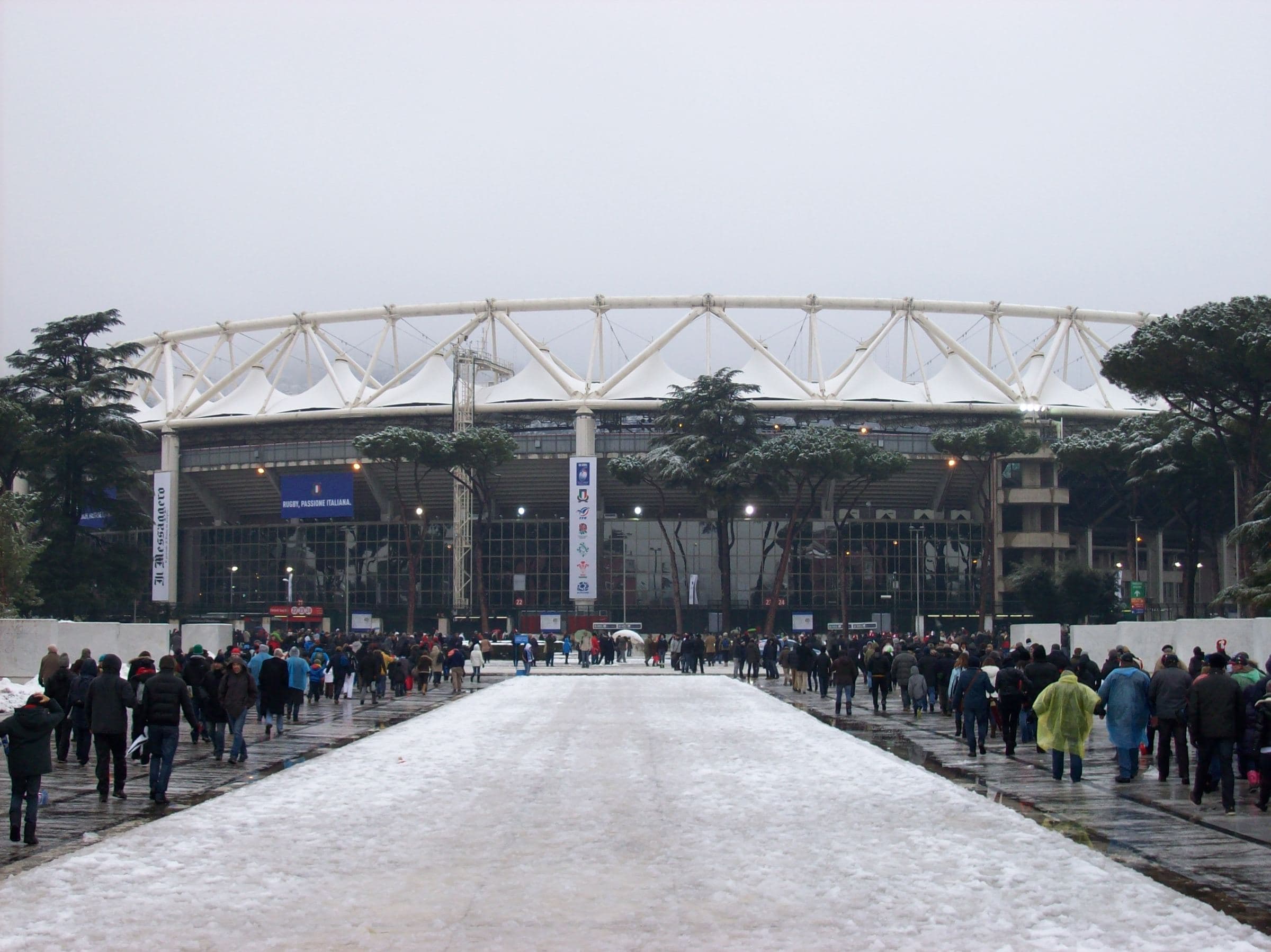 Pubblico che cammina verso lo Stadio Olimpico prima di una partita